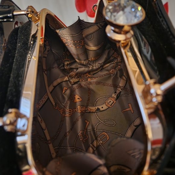 Rhinestone clasp satchel & Juicy Couture Pull Out Heart Charm Wallet - Picture 7 of 13